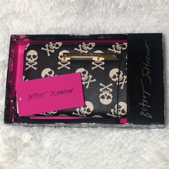 Betsey Johnson Black & White Scull Boxed Zip Around Wallet 🤍🖤 ☠️ NWT - Picture 1 of 6